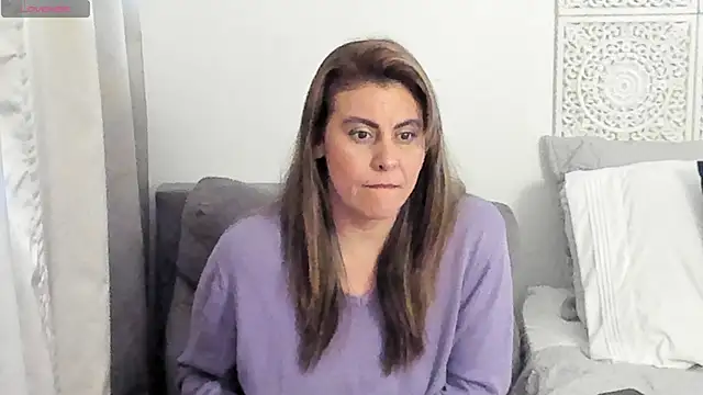 Snapshot of V_monse chatting on 11.20.25 V monse online show from 11.20.25