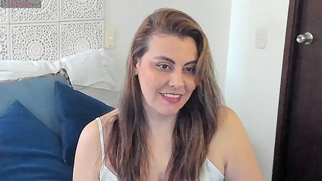 Snapshot of V_monse chatting on 12.15.25 V monse online show from 12.15.25