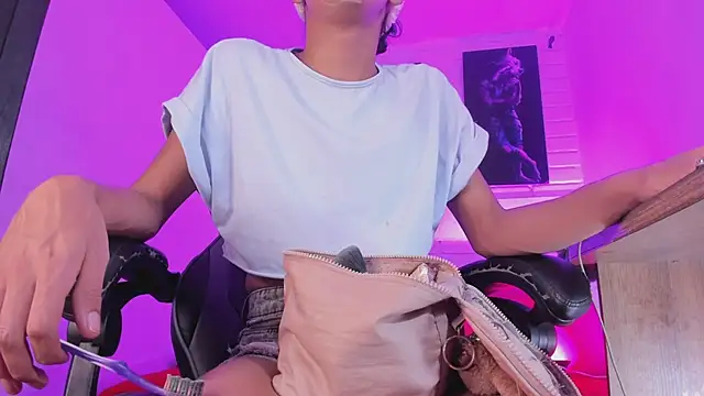 Snapshot of Alahia_Rodriguez chatting on 11.28.25 Alahia Rodriguez online show from 11.28.25