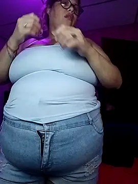 Snapshot of EllisW8 chatting on 11.02.25 EllisW8 online show from 11.02.25