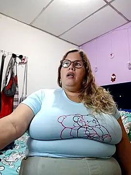 Snapshot of EllisW8 chatting on 11.08.25 EllisW8 online show from 11.08.25