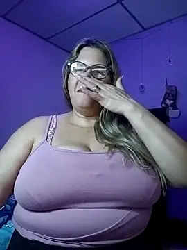 Snapshot of EllisW8 chatting on 11.10.25 EllisW8 online show from 11.10.25