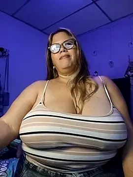 Snapshot of EllisW8 chatting on 11.11.25 EllisW8 online show from 11.11.25