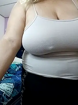 Snapshot of EllisW8 chatting on 11.16.25 EllisW8 online show from 11.16.25