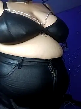 Snapshot of EllisW8 chatting on 11.18.25 EllisW8 online show from 11.18.25