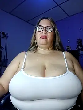 Snapshot of EllisW8 chatting on 11.19.25 EllisW8 online show from 11.19.25