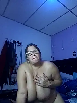 Snapshot of EllisW8 chatting on 11.20.25 EllisW8 online show from 11.20.25