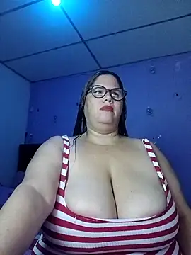 Snapshot of EllisW8 chatting on 11.22.25 EllisW8 online show from 11.22.25