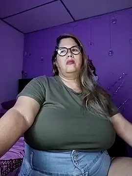 Snapshot of EllisW8 chatting on 11.24.25 EllisW8 online show from 11.24.25