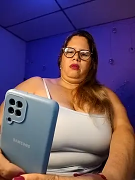 Snapshot of EllisW8 chatting on 11.26.25 EllisW8 online show from 11.26.25