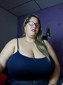 Snapshot of EllisW8 chatting on 11.28.25 EllisW8 online show from 11.28.25