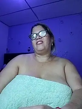 Snapshot of EllisW8 chatting on 12.02.25 EllisW8 online show from 12.02.25