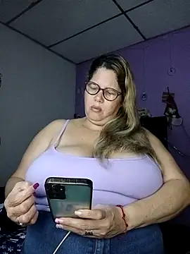 Snapshot of EllisW8 chatting on 12.04.25 EllisW8 online show from 12.04.25