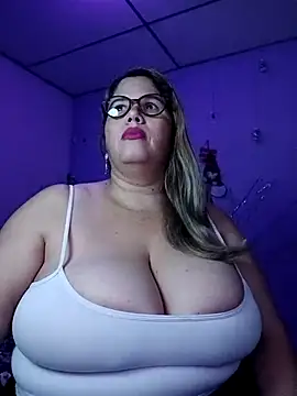 Snapshot of EllisW8 chatting on 12.05.25 EllisW8 online show from 12.05.25