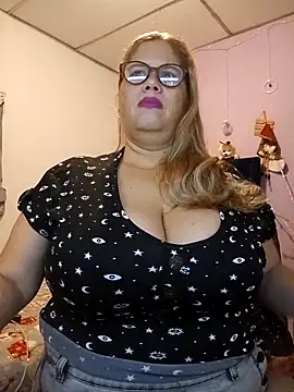 Snapshot of EllisW8 chatting on 12.14.25 EllisW8 online show from 12.14.25