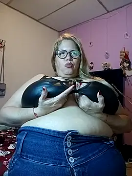 Snapshot of EllisW8 chatting on 12.15.25 EllisW8 online show from 12.15.25