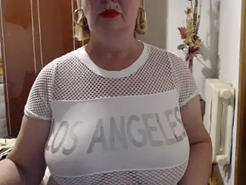 Snapshot of Secretfox chatting on 09.25.25 Secretfox online show from 09.25.25