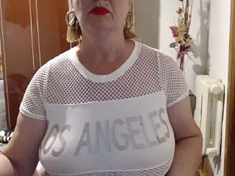 Snapshot of Secretfox chatting on 09.26.25 Secretfox online show from 09.26.25