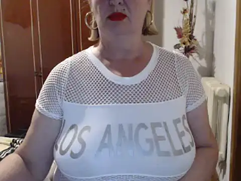 Snapshot of Secretfox chatting on 09.28.25 Secretfox online show from 09.28.25