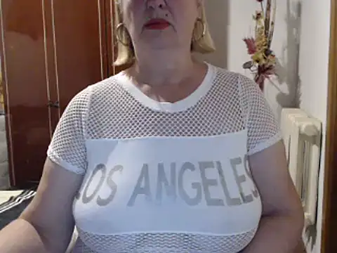 Snapshot of Secretfox chatting on 09.30.25 Secretfox online show from 09.30.25