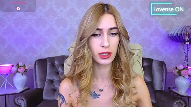 Snapshot of Sexy_Lava chatting on 10.13.25 Sexy Lava online show from 10.13.25