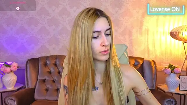 Snapshot of Sexy_Lava chatting on 11.10.25 Sexy Lava online show from 11.10.25