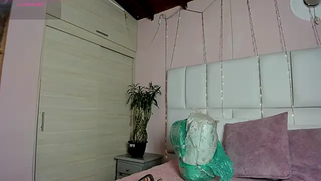 Snapshot of kiana_cream chatting on 03.19.25 kiana cream online show from 03.19.25