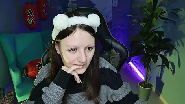 Snapshot of VeliraBraitberg chatting on 12.29.24 VeliraBraitberg online show from 12.29.24