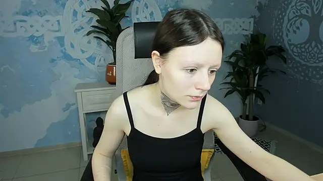 Snapshot of VeliraBraitberg chatting on 12.30.24 VeliraBraitberg online show from 12.30.24