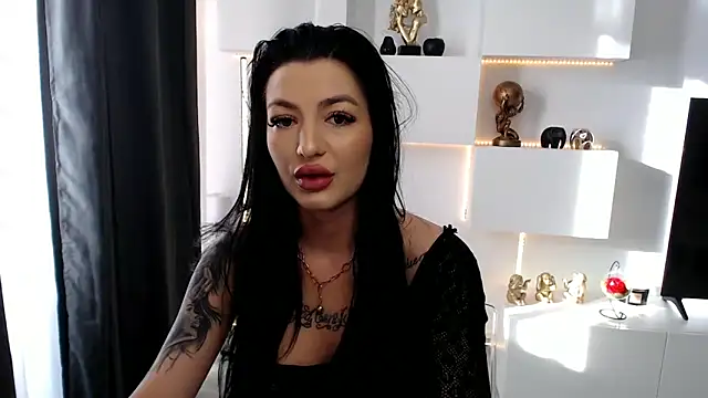 Snapshot of arianatattoos chatting on 01.07.25 arianatattoos online show from 01.07.25