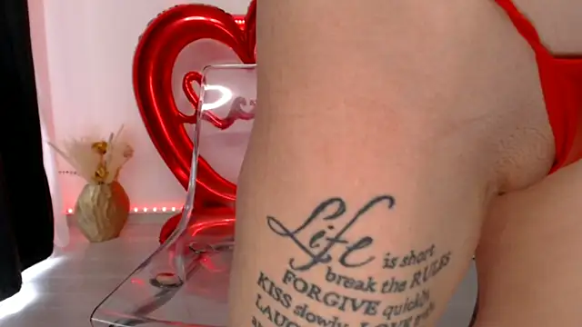 Snapshot of arianatattoos chatting on 02.12.25 arianatattoos online show from 02.12.25