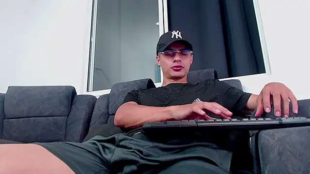 Snapshot of Stiven_CL chatting on 10.02.25 Stiven CL online show from 10.02.25