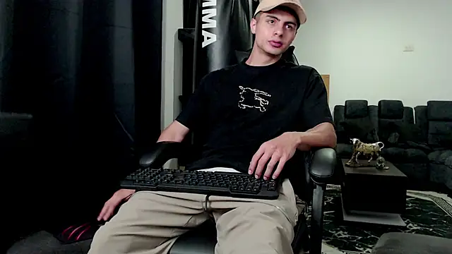 Snapshot of Stiven_CL chatting on 11.24.25 Stiven CL online show from 11.24.25