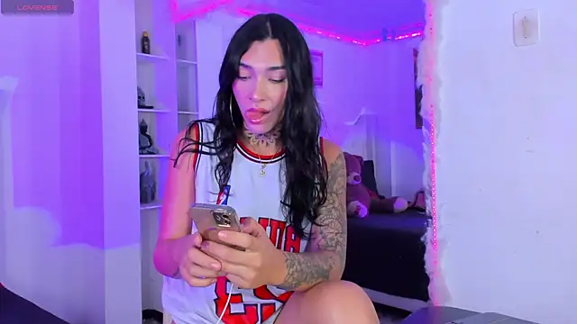 Snapshot of Camila_Coxx chatting on 10.22.25 Camila Coxx online show from 10.22.25