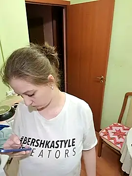 Sakura Green online show from 03.04.25