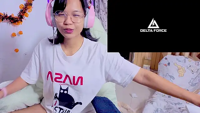 Snapshot of Kana_G chatting on 10.28.25 Kana G online show from 10.28.25