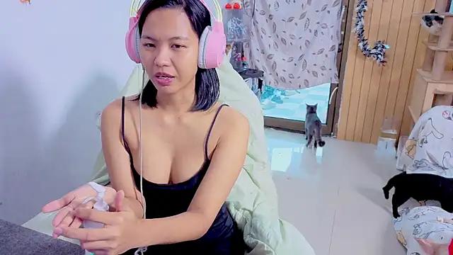 Snapshot of Kana_G chatting on 10.30.25 Kana G online show from 10.30.25