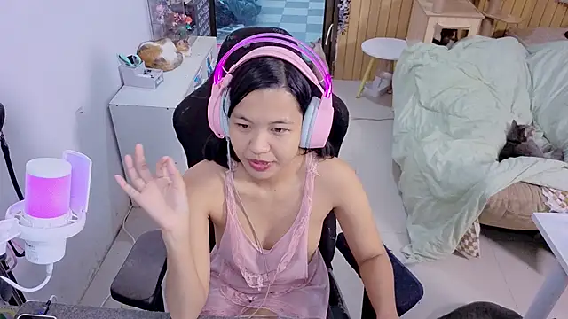 Snapshot of Kana_G chatting on 11.13.25 Kana G online show from 11.13.25