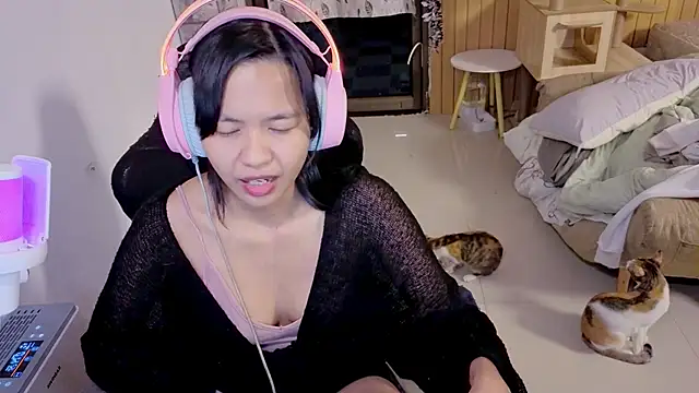 Snapshot of Kana_G chatting on 11.19.25 Kana G online show from 11.19.25