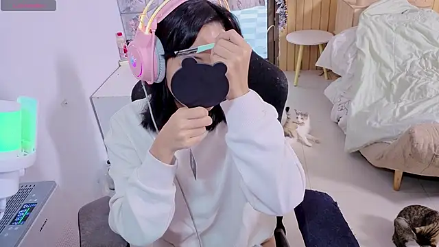 Snapshot of Kana_G chatting on 11.20.25 Kana G online show from 11.20.25