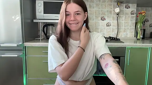 Snapshot of mia___mi chatting on 03.10.25 mia mi online show from 03.10.25