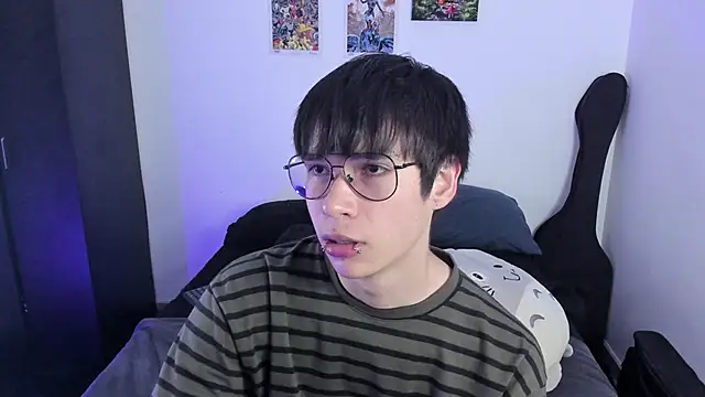 Snapshot of Aventure_Twinks chatting on 10.25.25 Aventure Twinks online show from 10.25.25