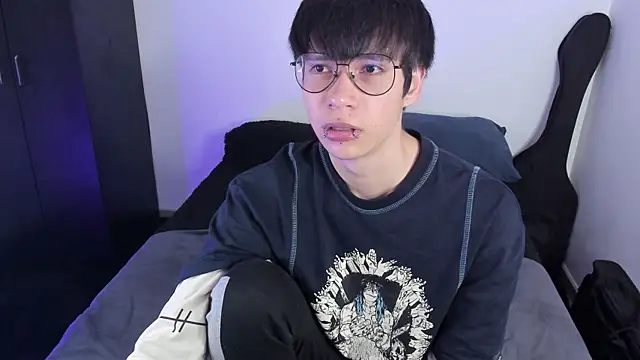 Snapshot of Aventure_Twinks chatting on 10.26.25 Aventure Twinks online show from 10.26.25