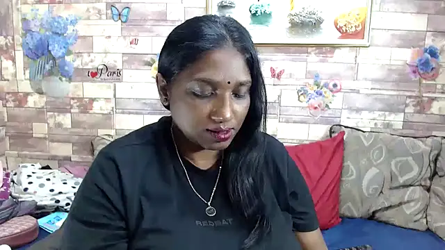 Snapshot of Indian_tracy chatting on 11.12.25 Indian tracy online show from 11.12.25