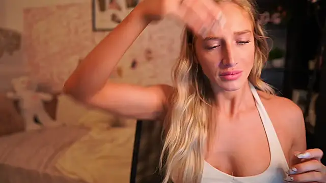 Snapshot of Nicolette__Shea_ chatting on 11.27.25 Nicolette Shea online show from 11.27.25