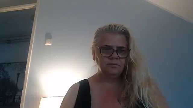 Snapshot of hotladymoon chatting on 07.26.26 hotladymoon online show from 07.26.26