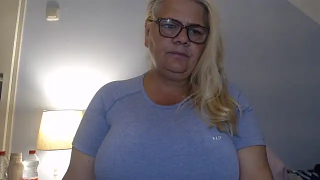 Snapshot of hotladymoon chatting on 07.27.26 hotladymoon online show from 07.27.26