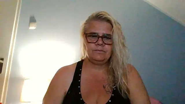Snapshot of hotladymoon chatting on 07.28.26 hotladymoon online show from 07.28.26