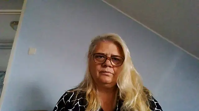 Snapshot of hotladymoon chatting on 08.01.26 hotladymoon online show from 08.01.26