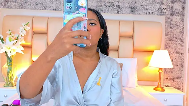 Snapshot of AlisonTravis chatting on 11.04.25 AlisonTravis online show from 11.04.25